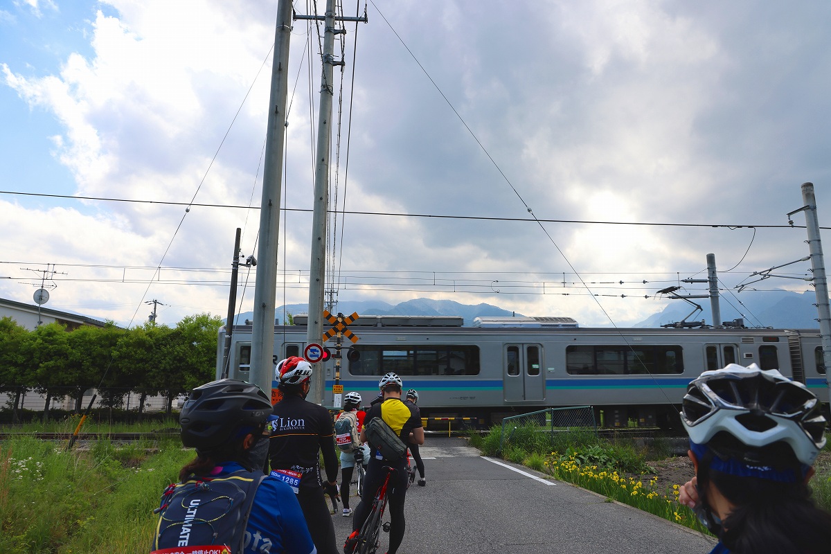 踏切で待っていると、やってきたのはE127系