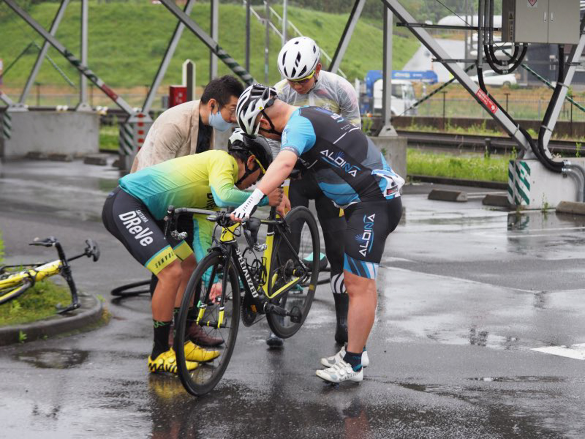 落車トラブルを新開隆人(那須ブラーゼン)、鈴木道也(さいたまディレーブ)がサポートする