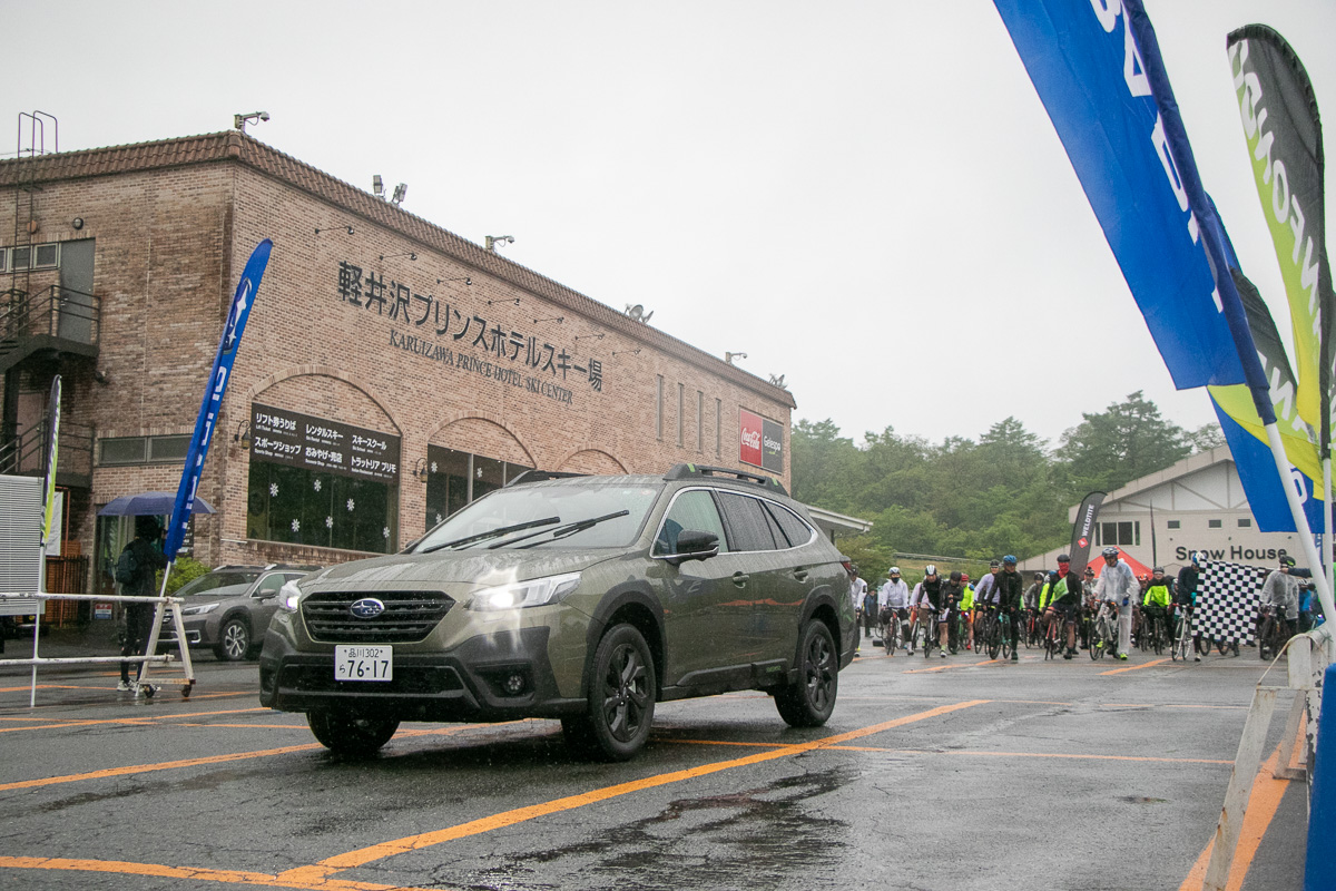 雨の中、120kmコースの皆さんがスタート