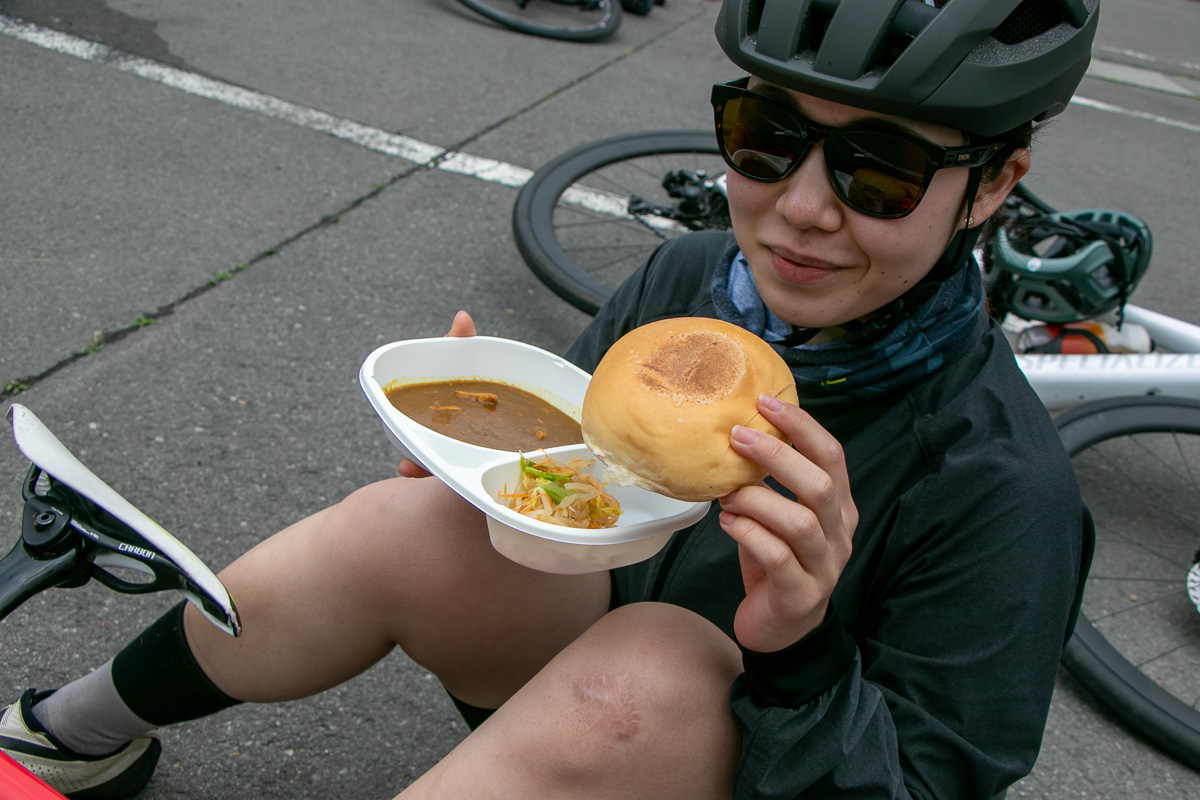 第3エイドでカレーとパン（カレーパンではない）を頂きます