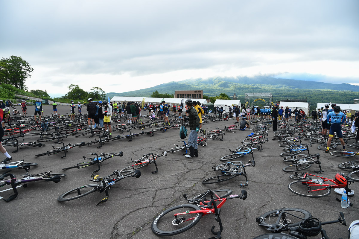 スタートを待つ自転車 羊蹄山は姿を見せない
