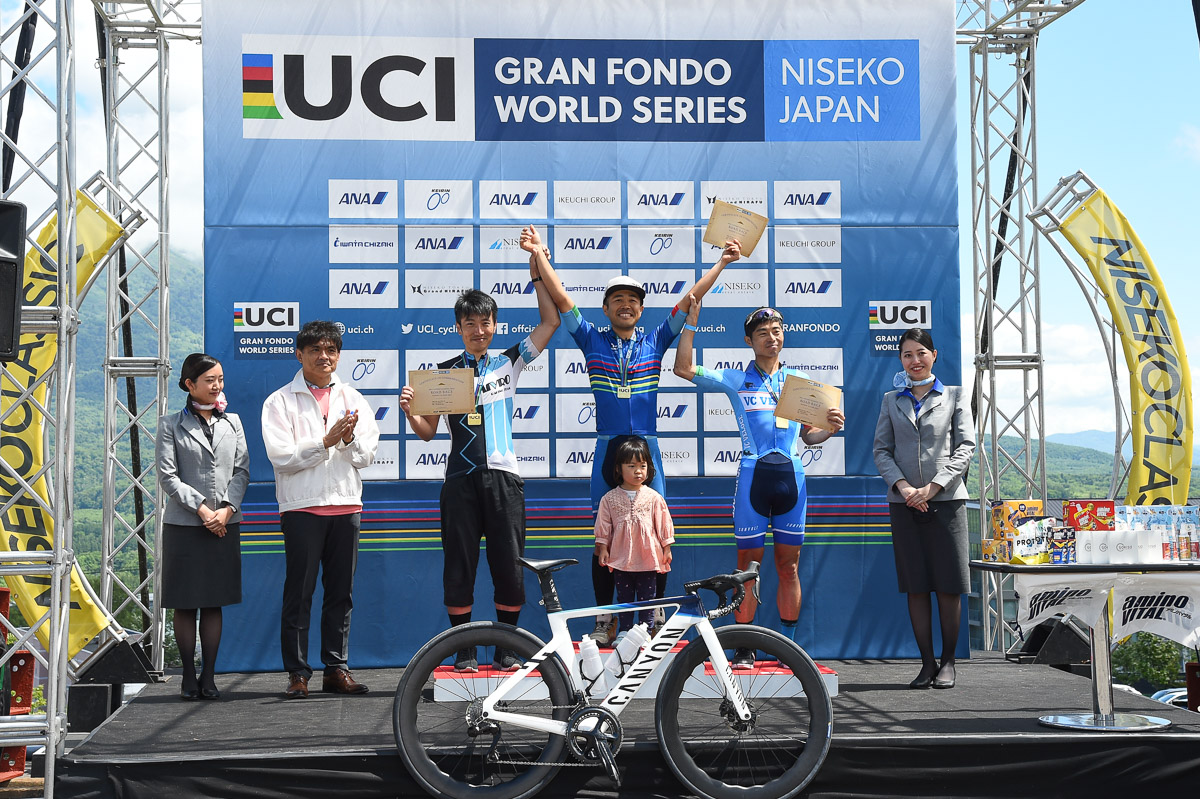 150km・40-44歳クラス3位となった松木健治(VC VELOCE 写真右から2人目)