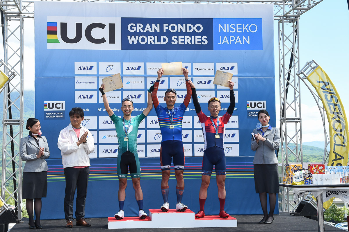 150km・45-49歳クラス優勝の高岡亮寛(Roppong Express、写真中央)
