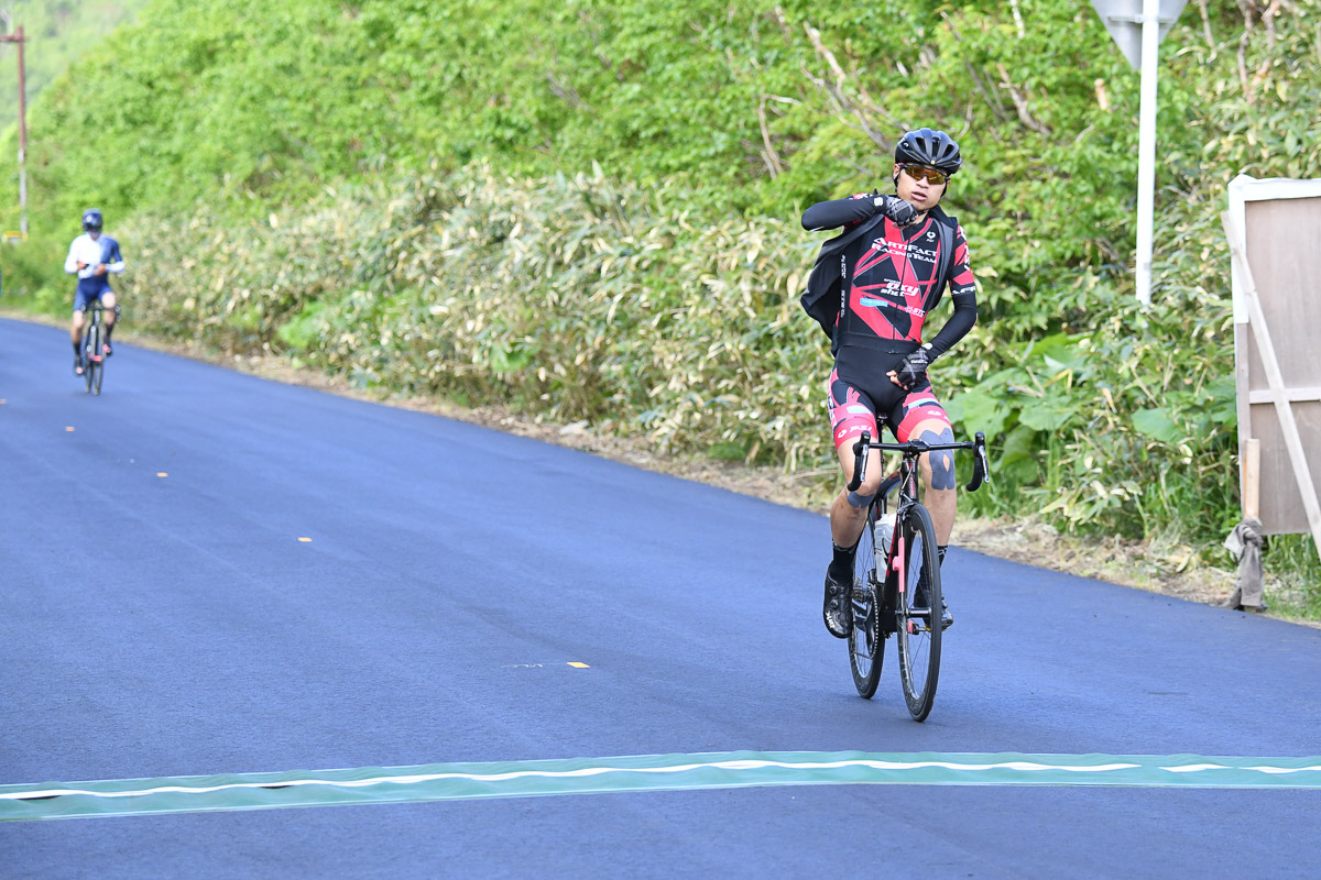 KOM(山岳賞ポイント)は石井祥平(アーティファクトレーシングチーム)が先頭通過