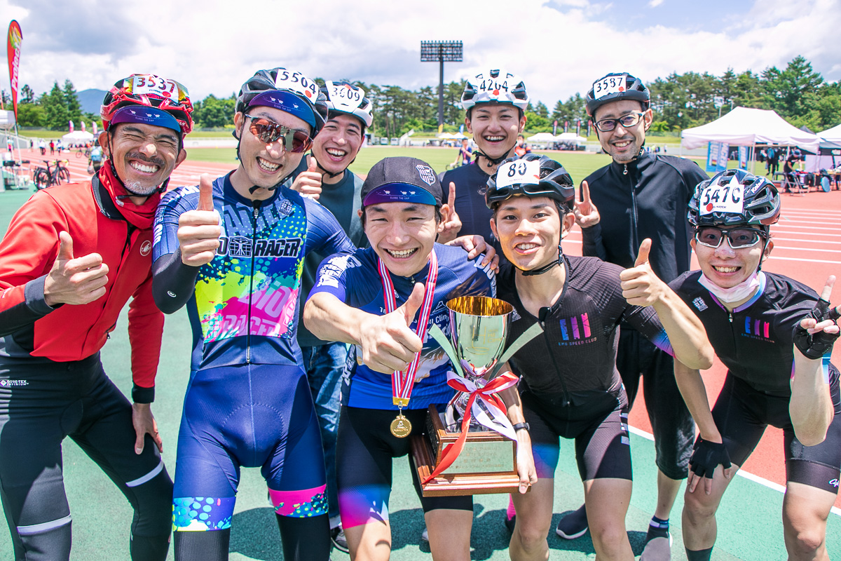 チームメイトに囲まれた新王者、真鍋晃(EMU SPEED CLUB)次戦の乗鞍での活躍も期待だ