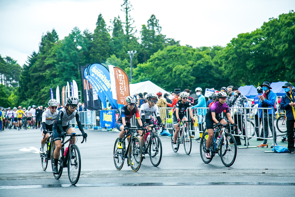 女子主催者選抜スタート。8名のヒルクライム女子がしのぎを削る