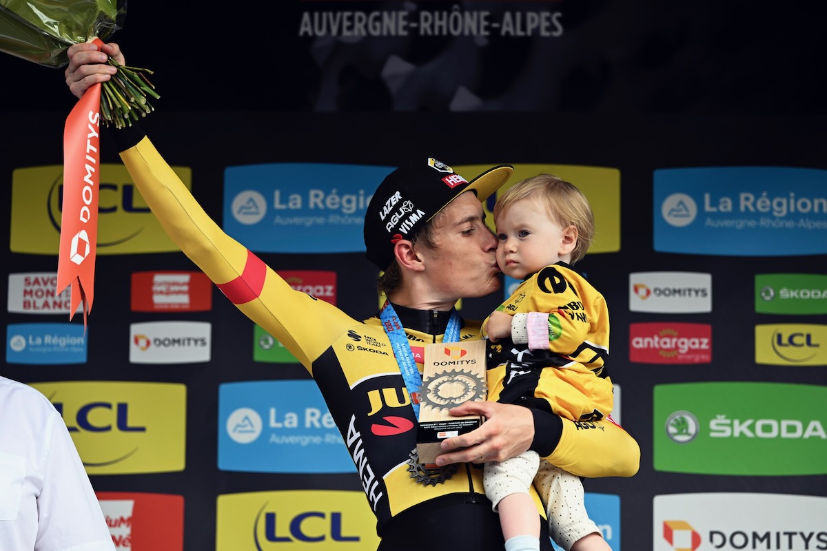 息子と共にステージ優勝表彰を受けるヨナス・ヴィンゲゴー(デンマーク、ユンボ・ヴィスマ)