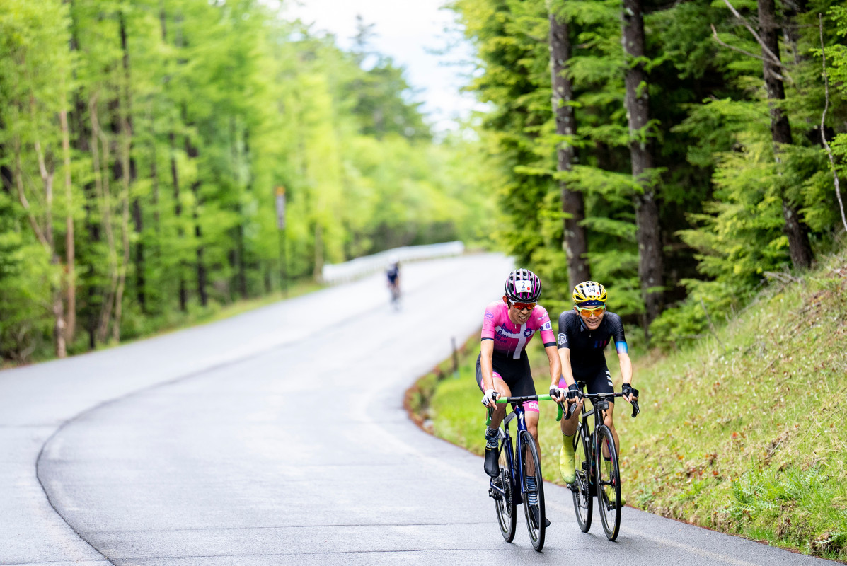 加藤大貴(COW GUMMA)と真鍋晃(EMU SPEED CLUB)が2人逃げに持ち込む