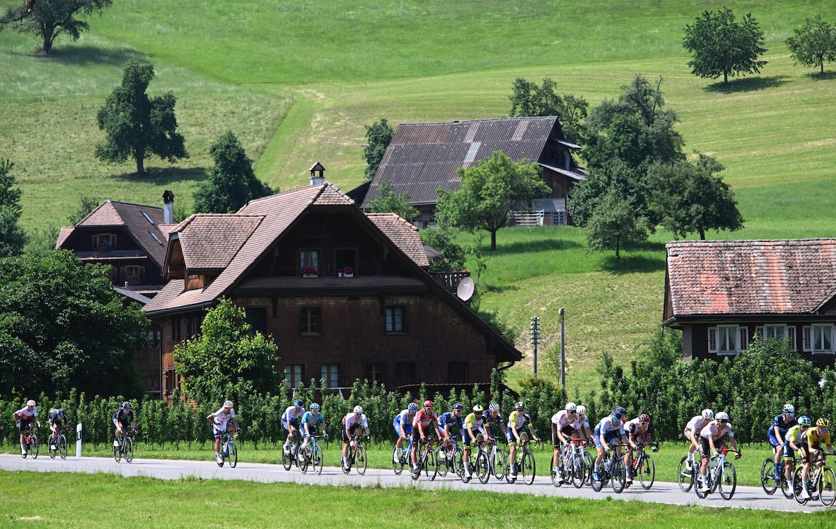 スイスの牧歌的な山村風景の中を走る