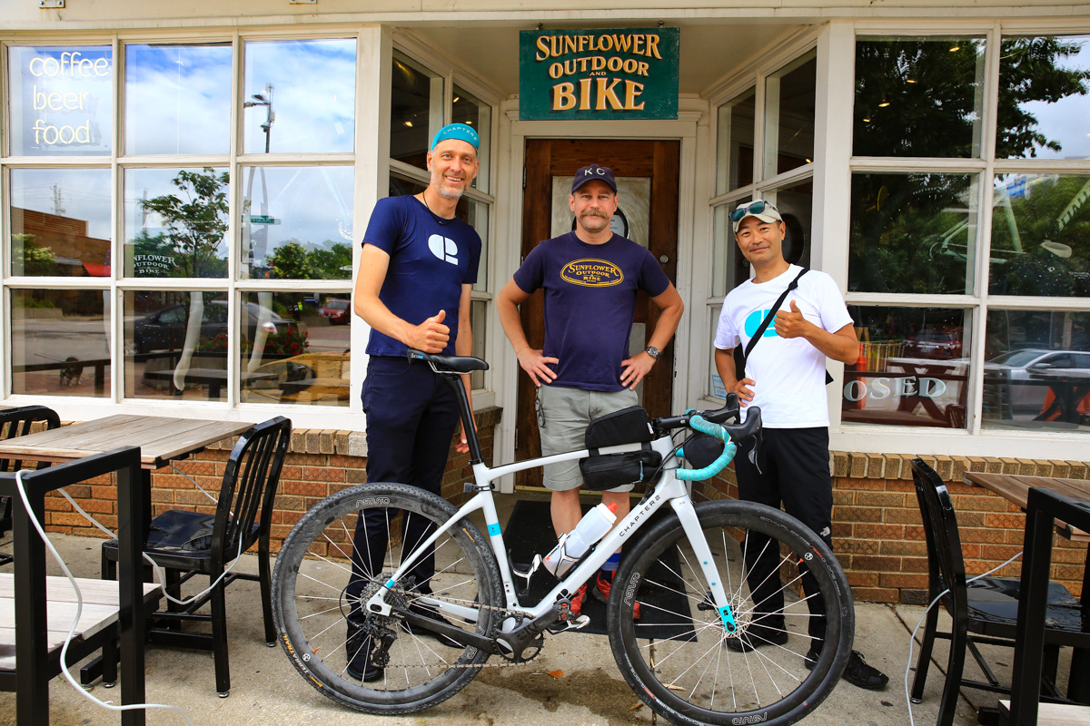 マイケル・ライスさん(chapter2ジャパン代表)とCW綾野。マイキーが大学時代にMTBを買ったカンザスのバイクショップを訪問した
