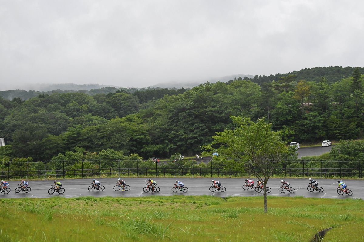 朝から曇りの日本サイクルスポーツセンター　この雲の奥に富士山がある