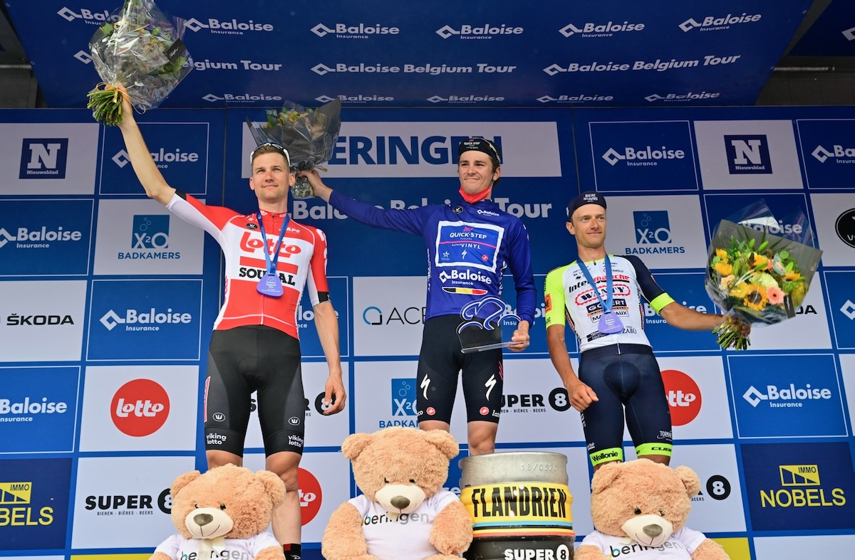 総合表彰台:マウロ・シュミット(スイス、クイックステップ・アルファヴィニル)ステージレース初総合優勝を挙げた