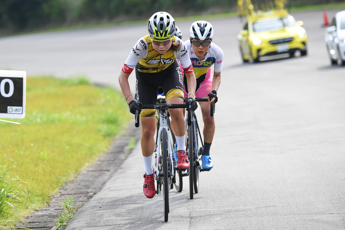 女子　終盤に小林あか里（弱虫ペダルサイクリングチーム）がペースアップ