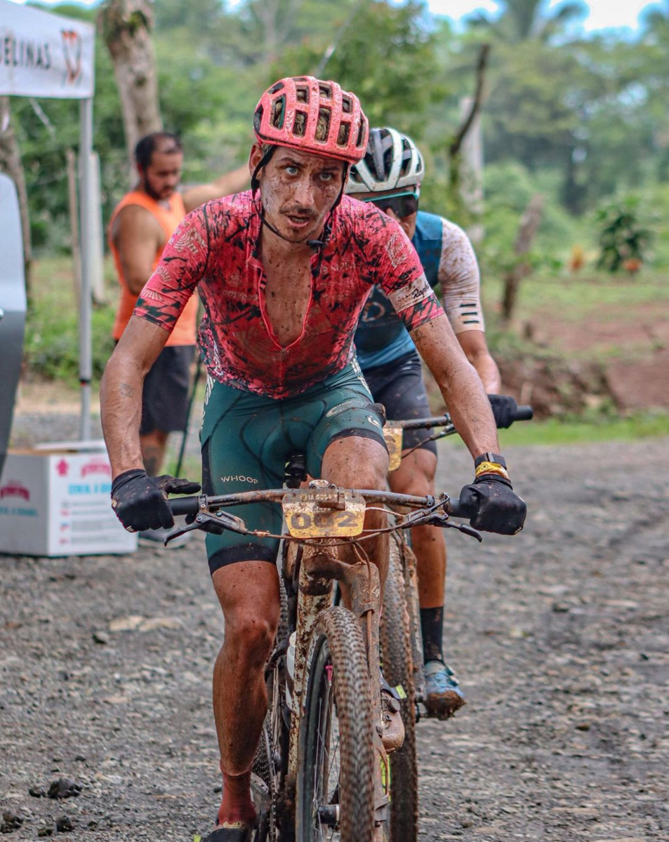 コスタリカでのMTBレースを走るラクラン・モートン