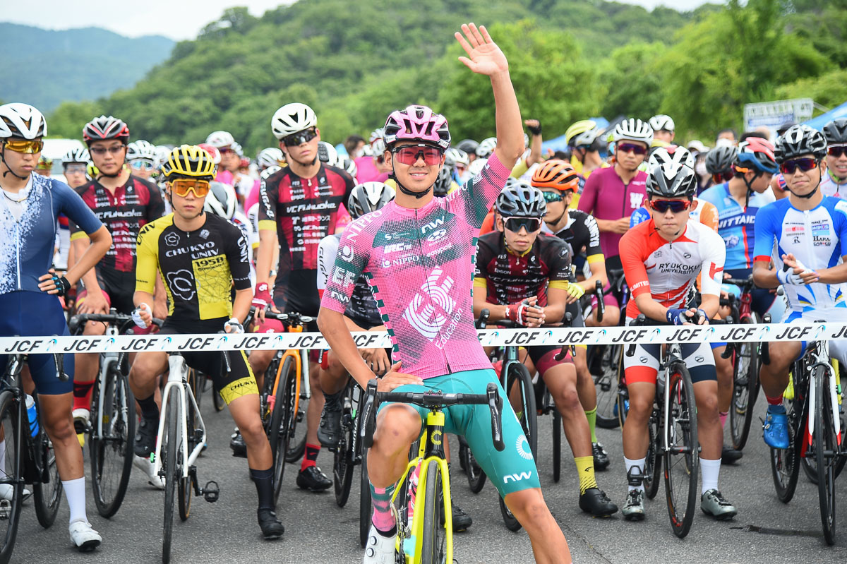 前日の個人タイムトライアルで優勝した留目夕陽(EFエデュケーション・NIPPOデヴェロップメントチーム)がスタートライン先頭に並ぶ