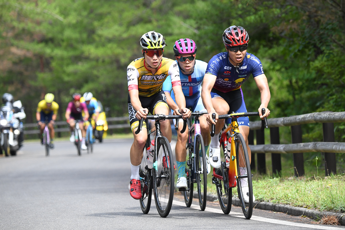 レース中盤、寺田吉騎（Asia Cycling Academy）らが先行