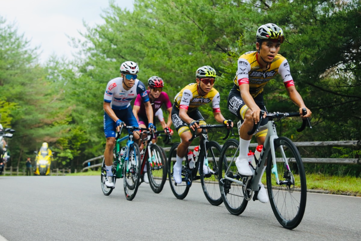 逃げグループを率いる香山飛龍と岩田聖矢(弱虫ペダルサイクリングチーム)