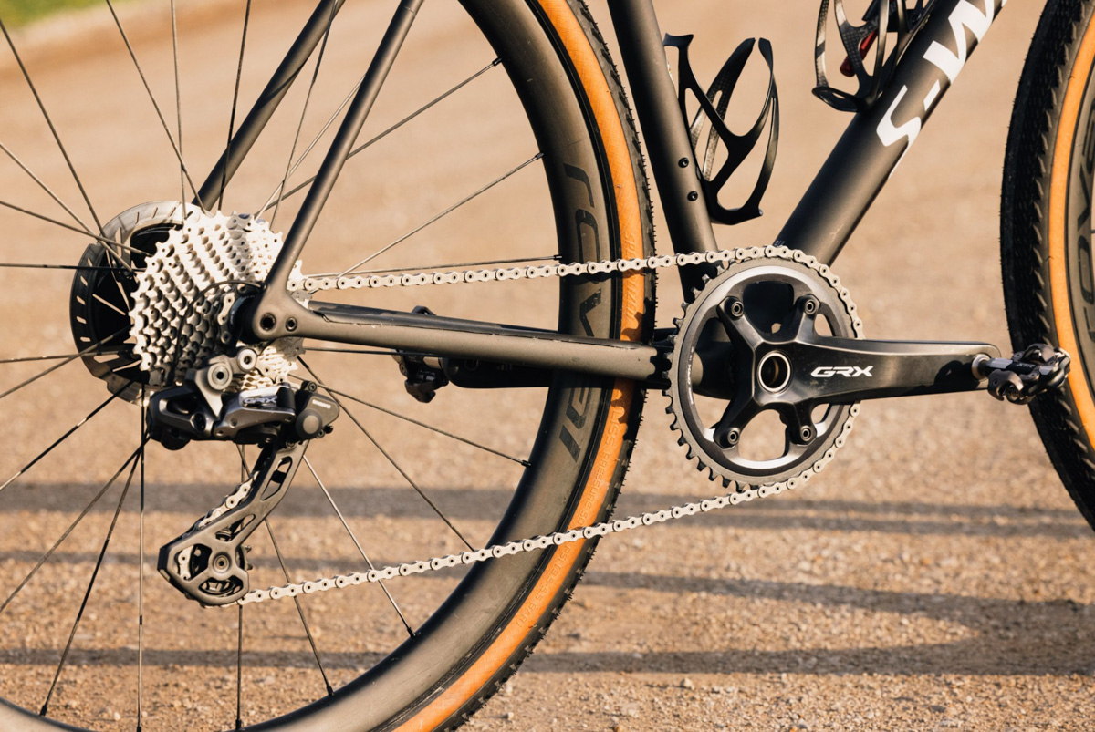 コンポはシマノGRX DI2をフロントシングル仕様で。ギアレシオはF:42T✕R:11〜34T