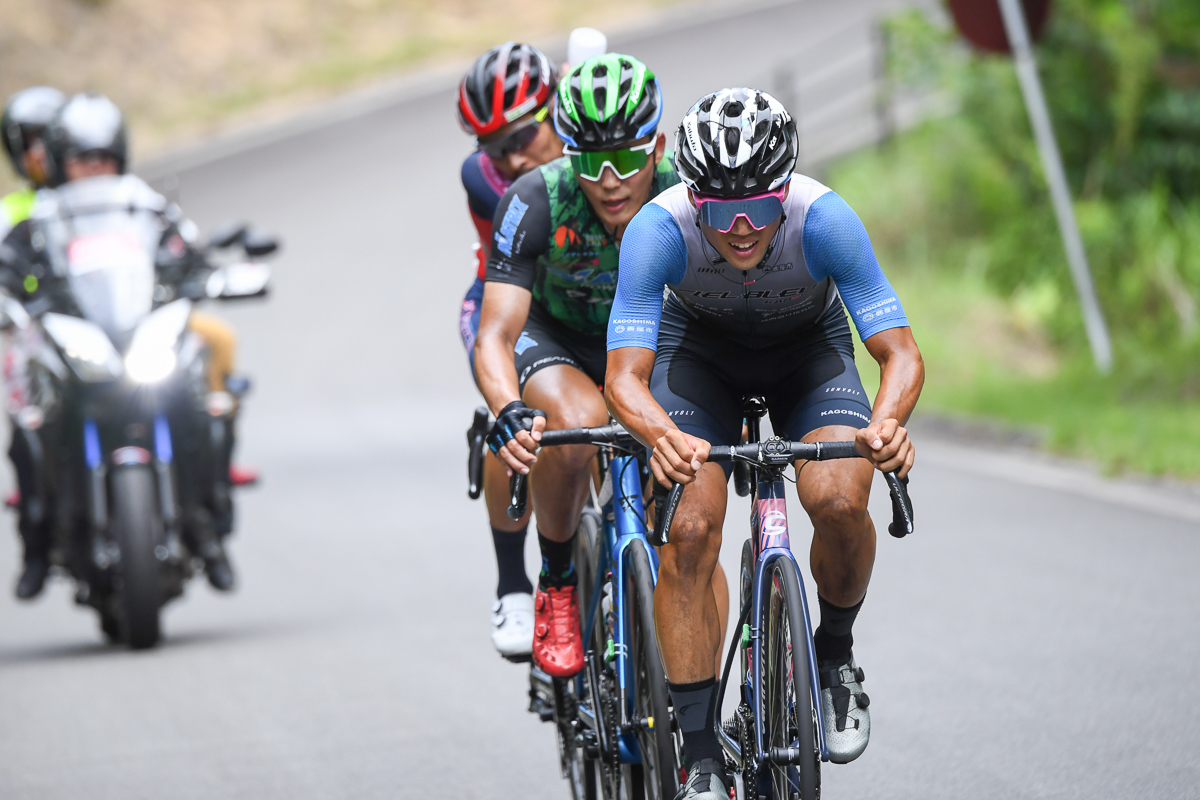11周目、河野翔輝(チームブリヂストンサイクリング)が遅れて再び3名となった先頭集団