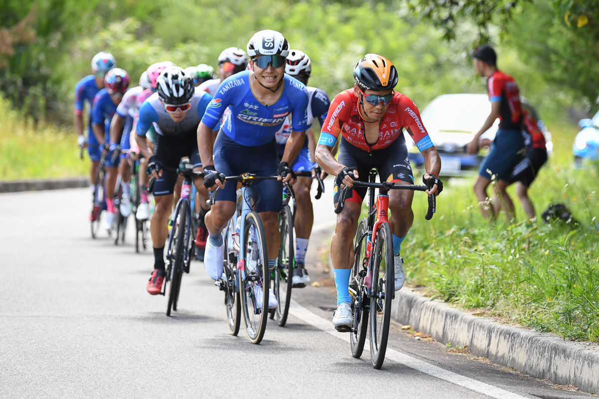 13周目、小石祐馬(チーム右京)を追ってペースアップする新城幸也(バーレーン・ヴィクトリアス)