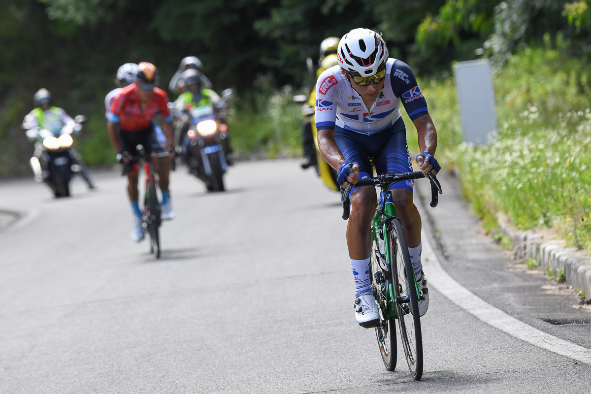 最終周回残り4km付近で単独先行する山本大喜(キナンレーシングチーム)が捉えられる