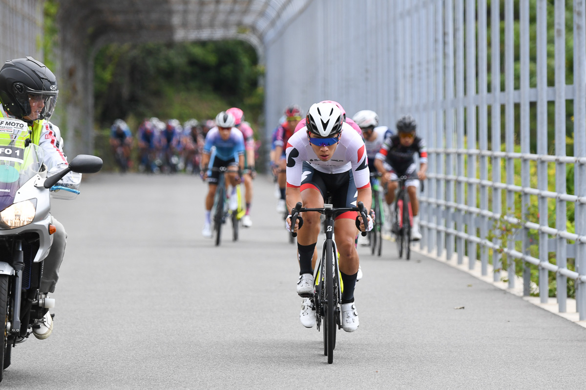 アジア選手権個人/チームパシュートで勝利したばかりの松田祥位（チームブリヂストンサイクリング）が飛び出す