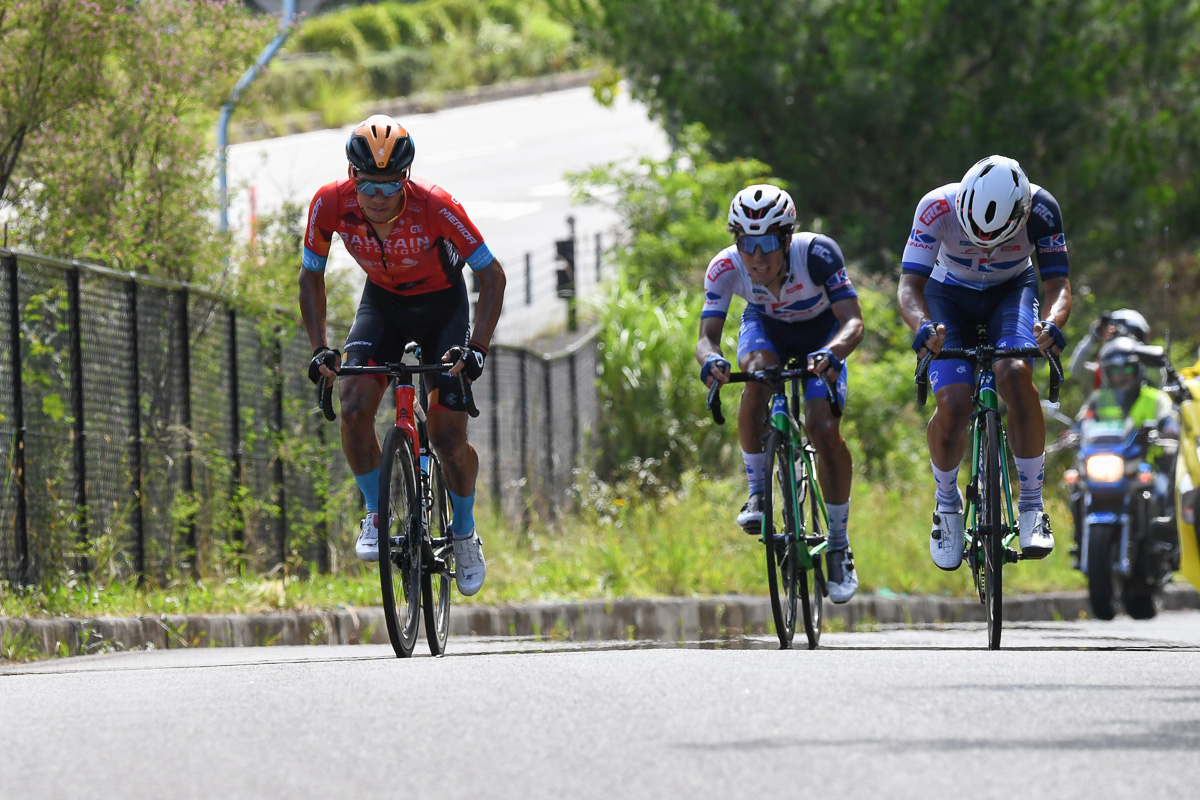 残り3kmを前に3名での勝負へ