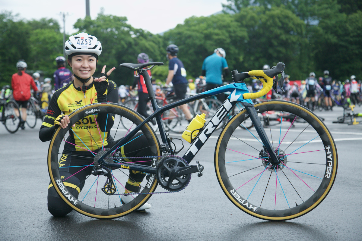 金井古都美（Team SOLA）とトレック Emonda SL5