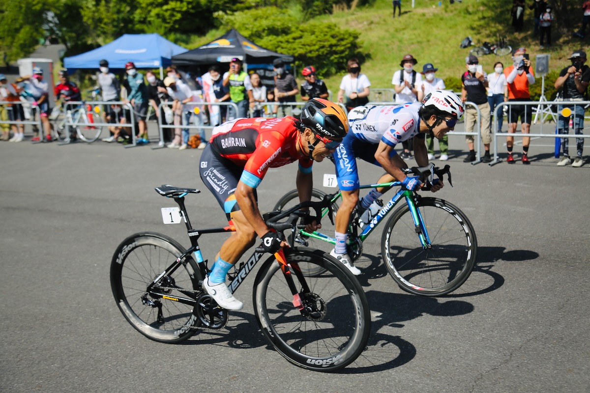 残り50m。新城幸也(バーレーン・ヴィクトリアス)が新城雄大(キナンレーシングチーム)を追い抜く