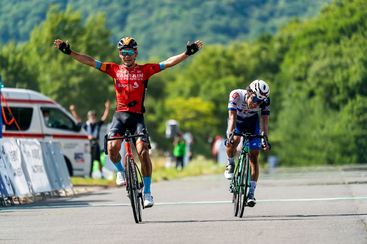 スプリントで先行した新城雄大（キナンレーシングチーム）を差し返し、3度目の全日本ロード優勝を飾った新城幸也（バーレーン・ヴィクトリアス）