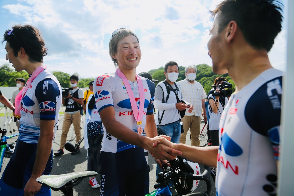 山本大喜(キナンレーシングチーム)がチームテントで待っていた兄、元喜と握手