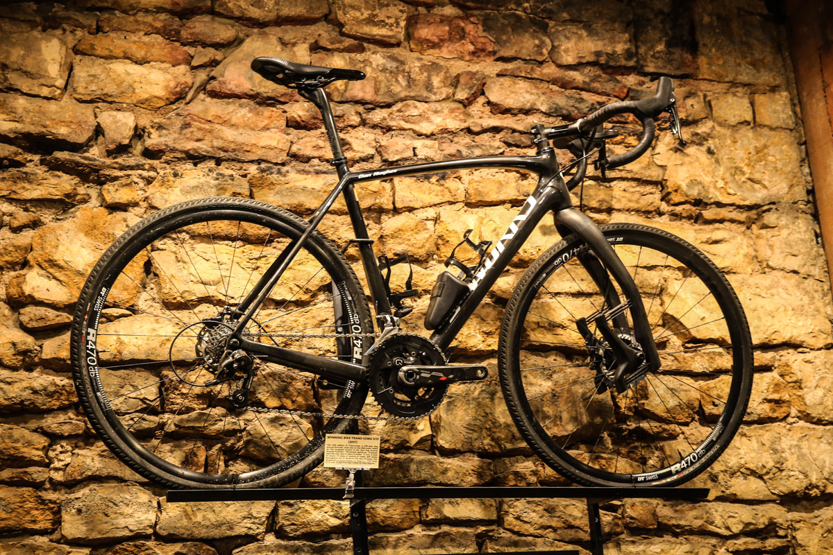 2017年のアイオワ州横断レースでダン・ヒューズ氏が駆ったS-Works Crux EVO+Laufフォーク