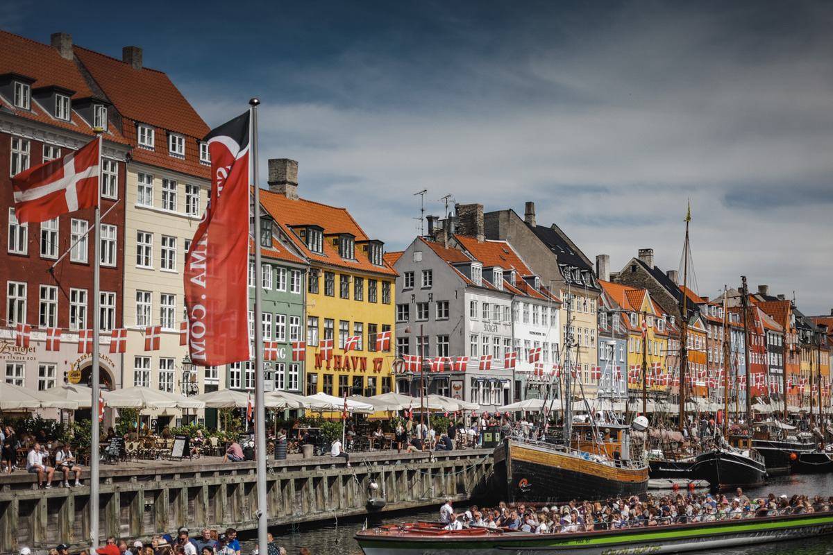 市内の運河にはデンマーク国旗が翻った