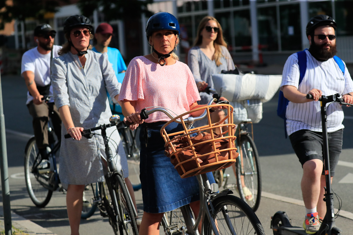 婦人もヘルメットを被って自転車に乗る