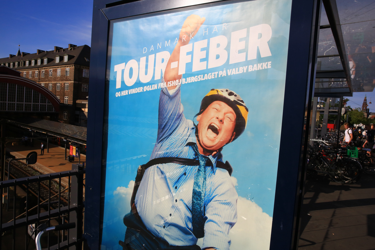 バス停に貼られたツアー・フィーバーのポスター