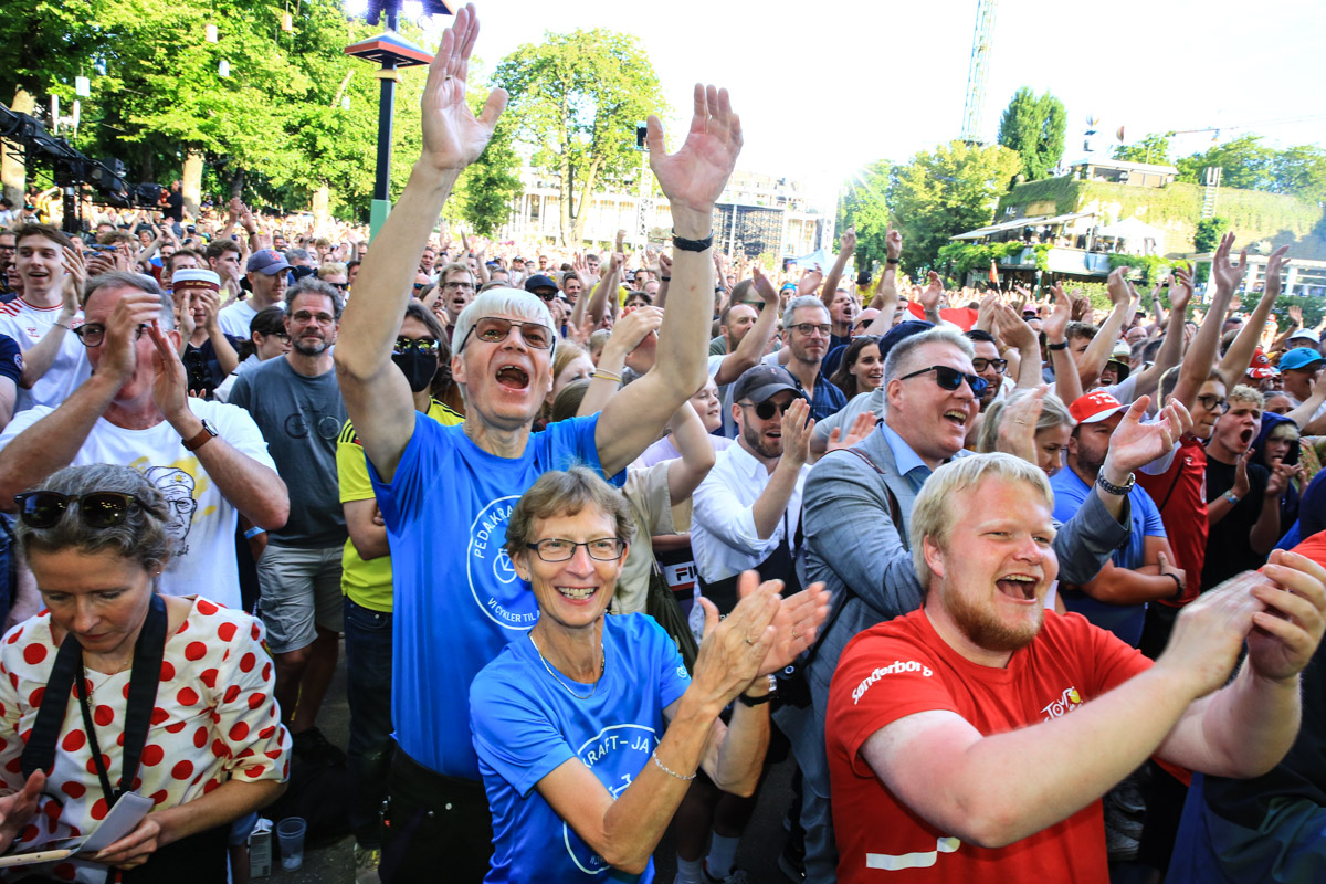 デンマーク人選手が登場すると拍手喝采して喜ぶファンたち
