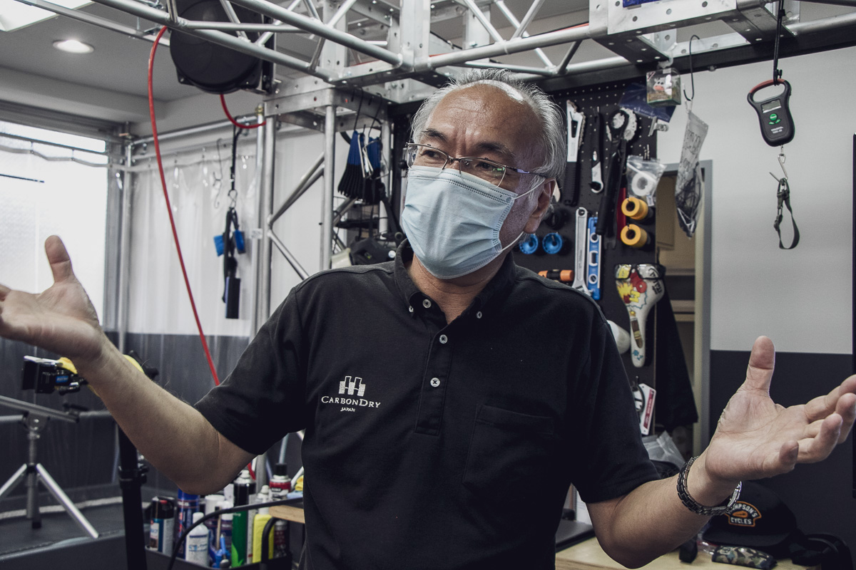 「カーボンの素材が変わっていて、新しいを技術を取り入れるべきタイミングでもあり、赤外線検査装置を導入しました」と早川氏