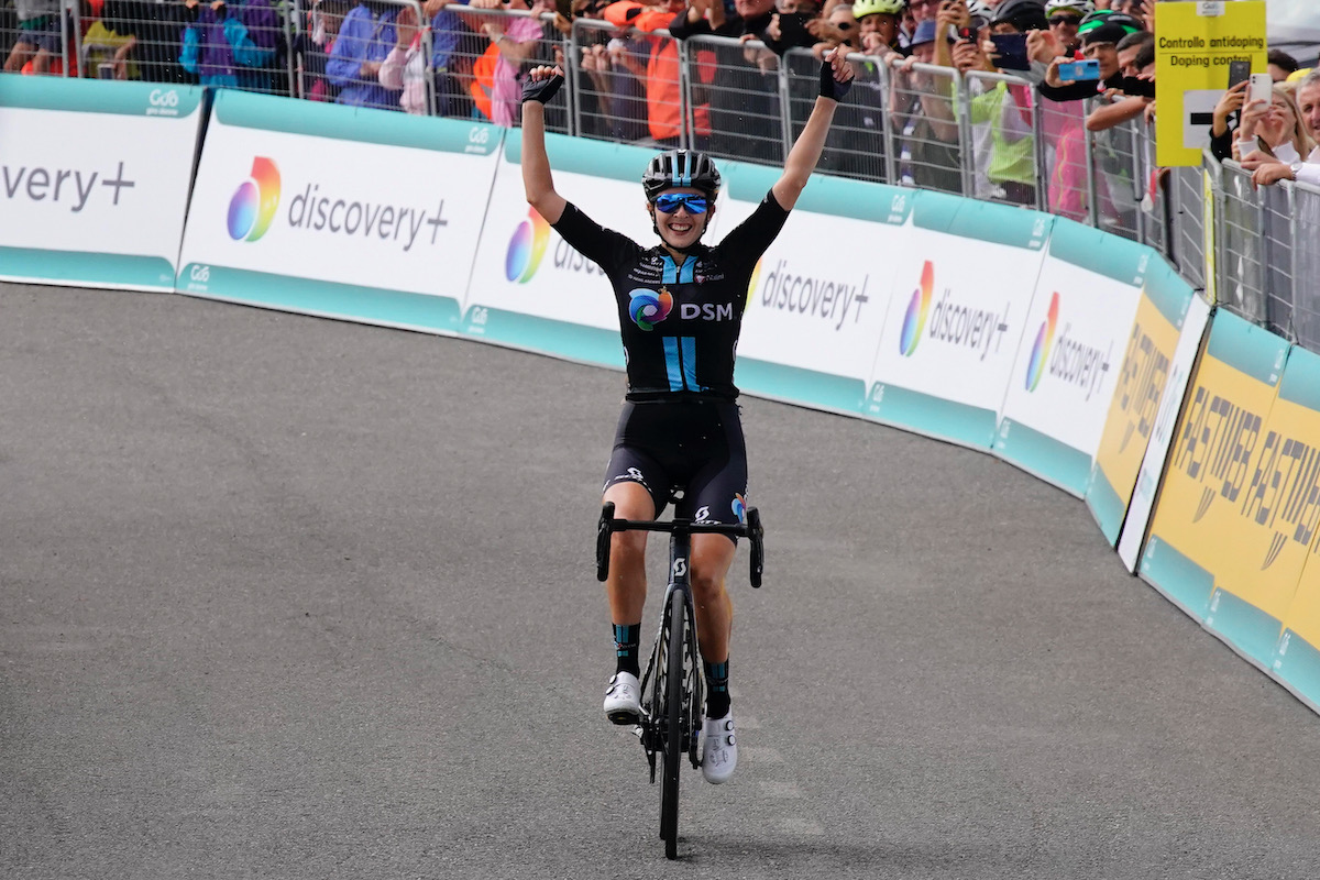 逃げ切りでジロ・ドンネ初勝利を掴んだジュリエット・ラブー(フランス、チームDSM)