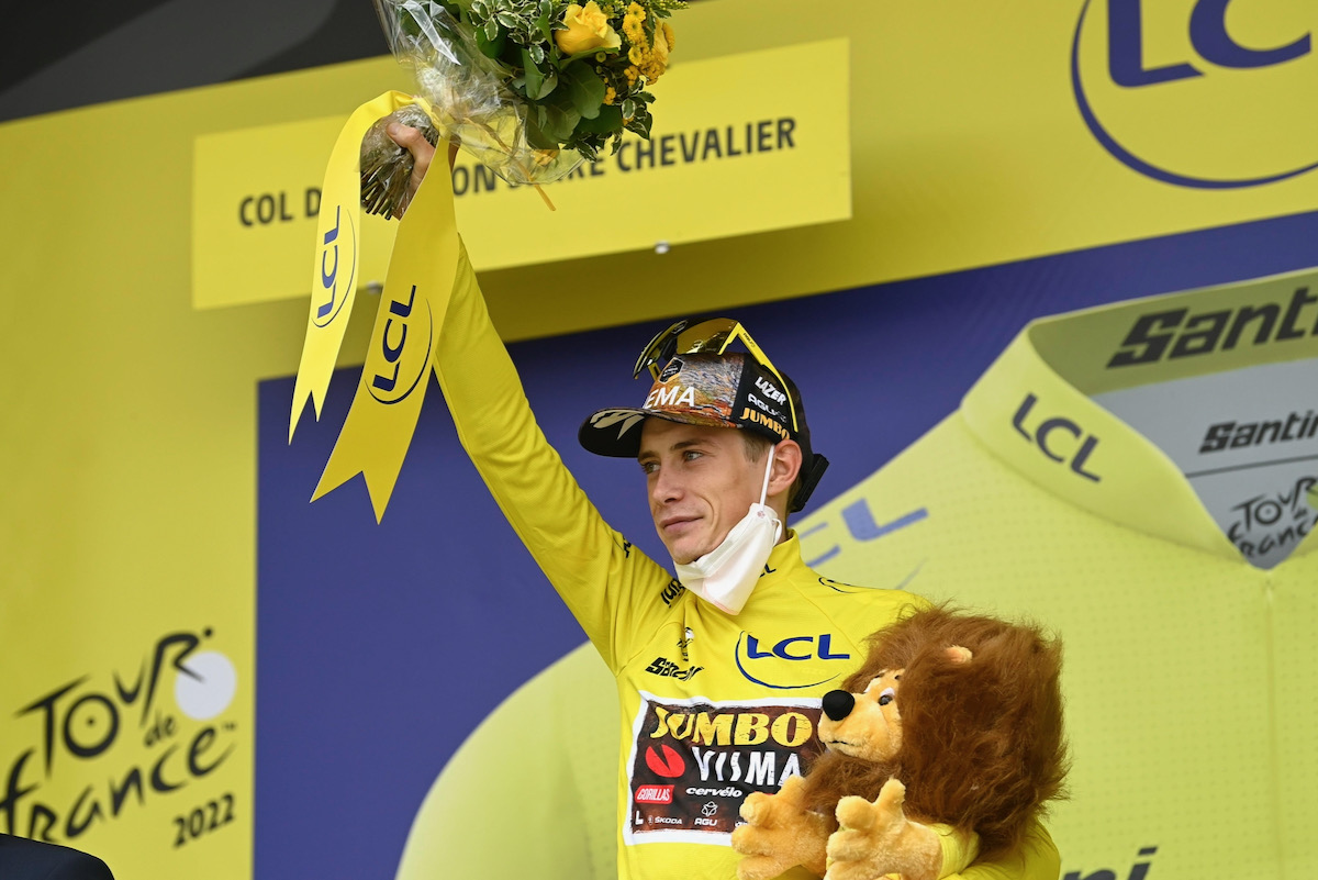 ステージ初勝利と共にマイヨジョーヌに袖を通したヨナス・ヴィンゲゴー(デンマーク、ユンボ・ヴィスマ)