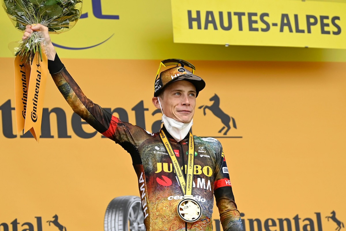 ヨナス・ヴィンゲゴー(デンマーク、ユンボ・ヴィスマ)がステージ優勝の表彰を受ける