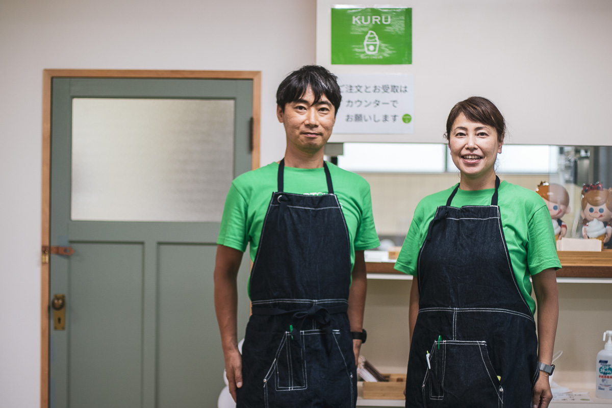 ソフトクリームショップKURUのみなさん。右が坂井社長だ。