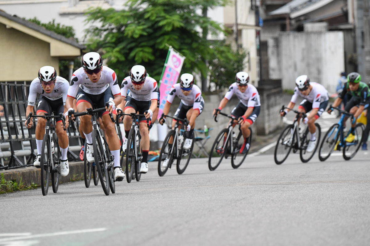 残り2周でもなおチームブリヂストンサイクリングがレースを主導していく