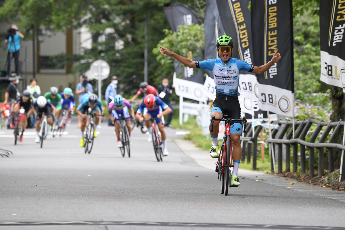 ジュニア　岡崎一輝（Yamanakako Cycling Team）が2周を逃げ切って優勝