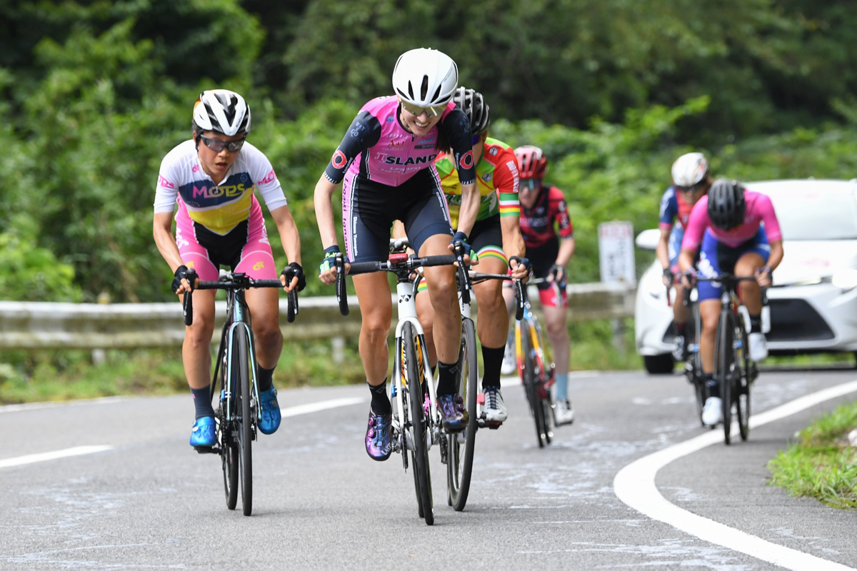 女子 再三の金子広美(イナーメ信濃山形-F)のペースアップに植竹海貴(Y's Road)が遅れていく