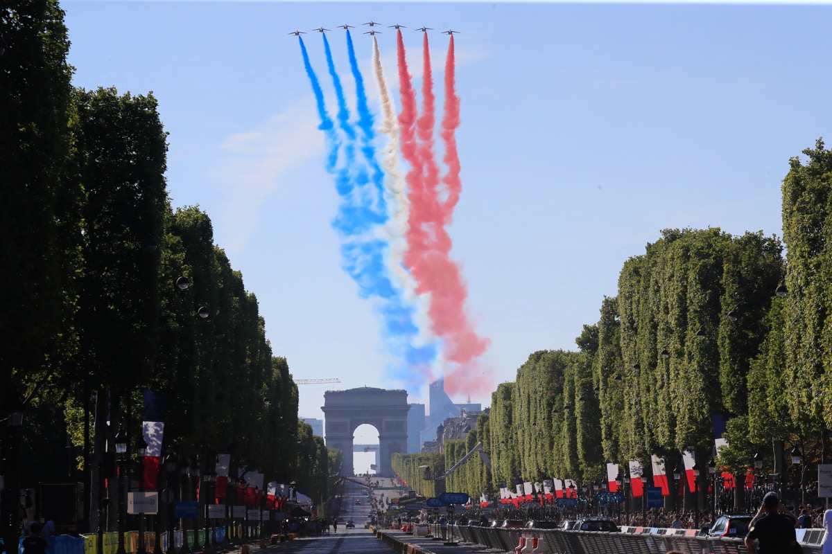 パトルイユ・ド・フランスがシャンゼリゼ上空にトリコロールを描く