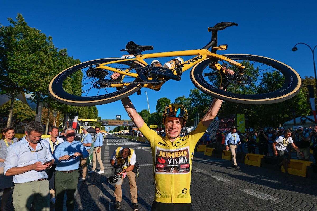 マイヨジョーヌカラーのバイクを掲げるヨナス・ヴィンゲゴー（デンマーク、ユンボ・ヴィスマ）