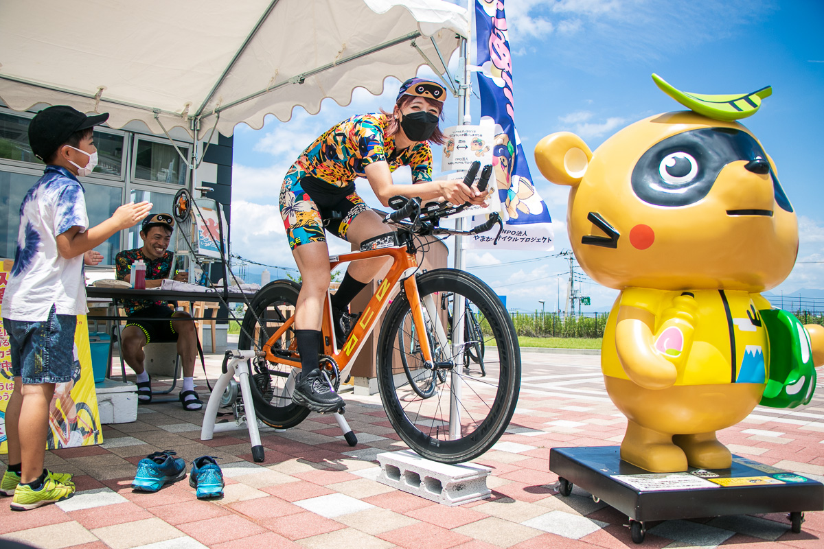 子どもに応援されてかき氷を作る「妖怪ツケマツゲ」さん。ロードバイク女子界のお笑い枠(!?）を狙う新進インフルエンサーです！