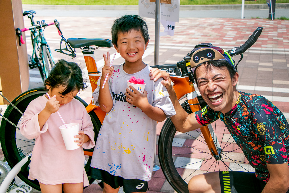 デュアスロンのレースに参加してきたという男の子。元全日本王者であるエース栗原さんと記念撮影!