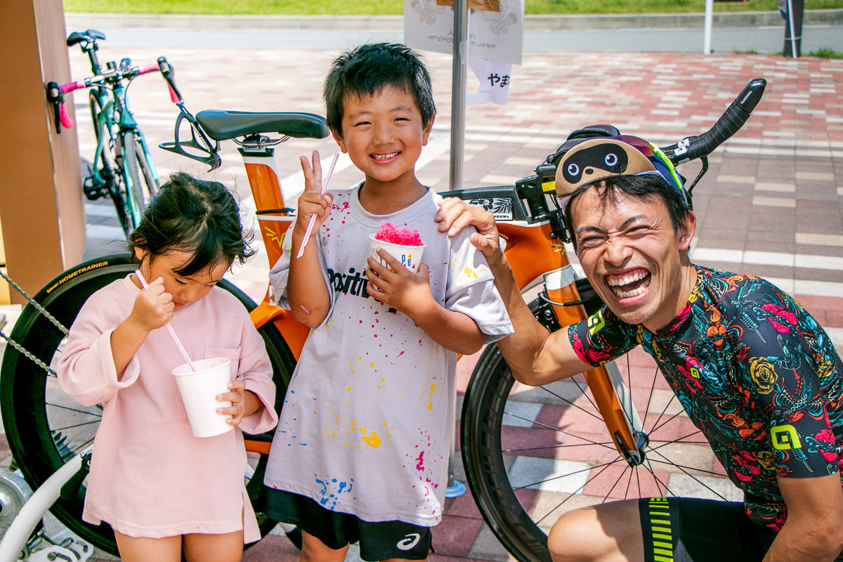 デュアスロンのレースに参加してきたという男の子。元全日本王者であるエース栗原さんと記念撮影！