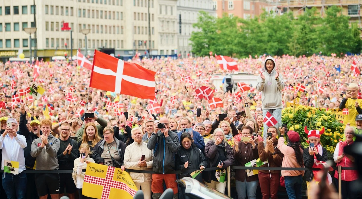 数万人ものデンマークファンが暖かく王者を出迎えた